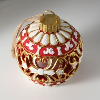 Сувенир полистоун свет "Новогодний шар красный с белыми узорами" 16,5х16,5х20 см