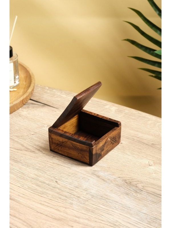 Шкатулка резная "Дельфин" дерево соно, 10х10х5 см