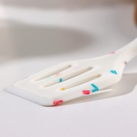 Лопатка с прорезями Доляна &laquo;Конфетти&raquo;, 20,5 см, цвет белый