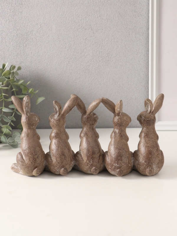 Сувенир полистоун "Пять зайцев" тёмное серебро 29,8х8,5х15,3 см