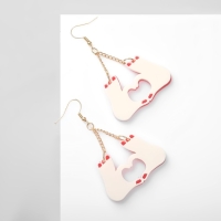 Серьги акрил &laquo;Сердца&raquo; жесты, цвет красно-молочный в золоте