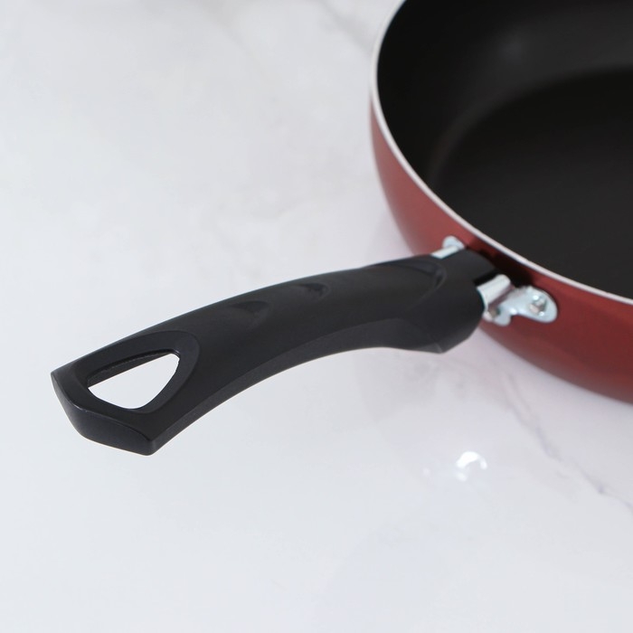 Сковорода Доляна Promo, d=24 см, пластиковая ручка, антипригарное покрытие, цвет бордовый