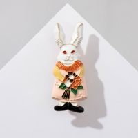 Значок &laquo;Крольчиха&raquo; с букетом, цветной в золоте