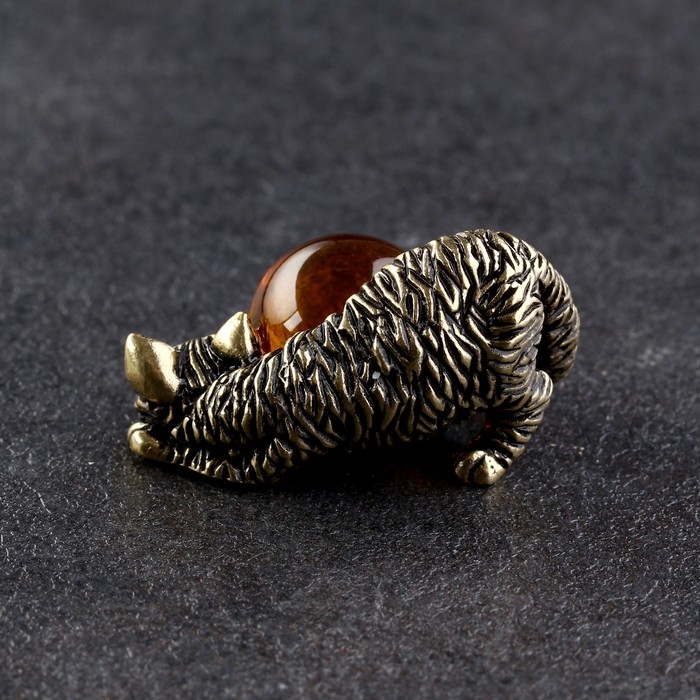 Сувенир "Кот с мячом", латунь, янтарь