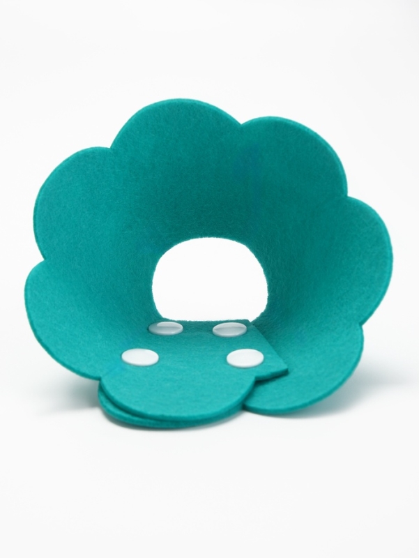 Ветеринарный воротник из фетра "Ромашка", размер M, ярко-бирюзовый