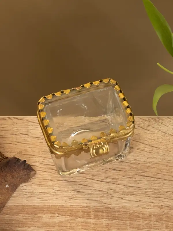 Шкатулка &laquo;Коробок&raquo;, 6&times;5.5&times;4.5 см, латунь, стекло