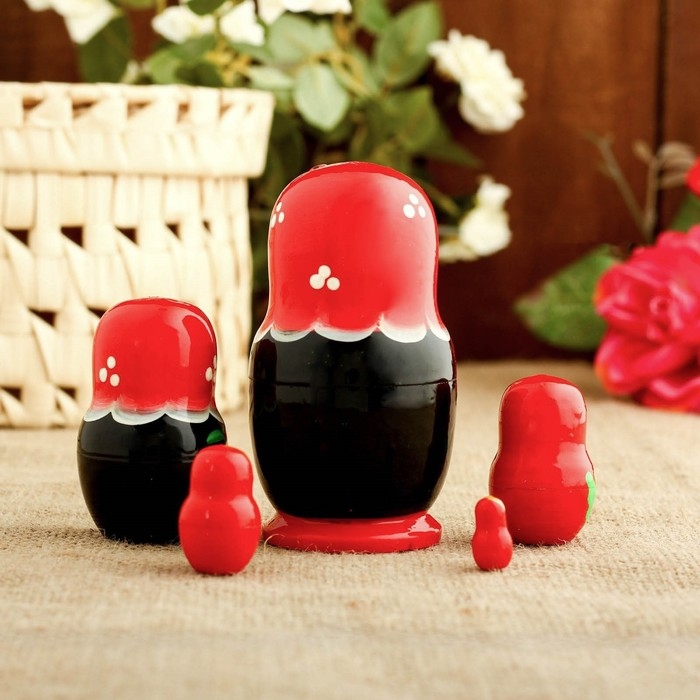 Матрёшка &laquo;Божья коровка&raquo;, красный платок, 5 кукольная, 9-11 см