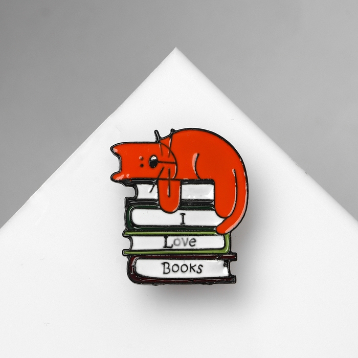 Значок &laquo;Кот&raquo; на книгах, цветной в чёрном металле