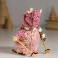 Кукла интерьерная "Малышка в платье зефирки, на лыжах" 5,7х4,2х10 см