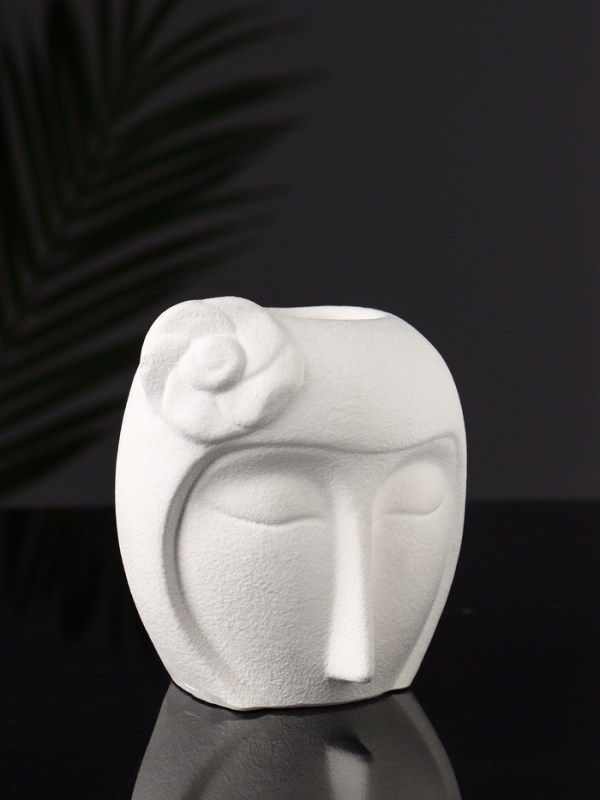 Фигурное кашпо "Девушка с цветком" 11х10 см