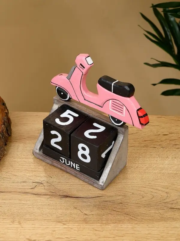 Календарь настольный "Мопед" дерево 11х5х14 см, розовый