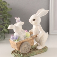 Сувенир полистоун "Кролик везет крольчонка в тележке с незабудками" 13,5х6,5х12 см Сувенир полистоун "Кролик везет крольчонка в тележке с незабудками" 13,5х6,5х12 см