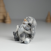 Сувенир полистоун "Гном в сером длинном колпаке с леденцом/мешком" МИКС 6х4х5,5 см Сувенир полистоун "Гном в сером длинном колпаке с леденцом/мешком" МИКС 6х4х5,5 см