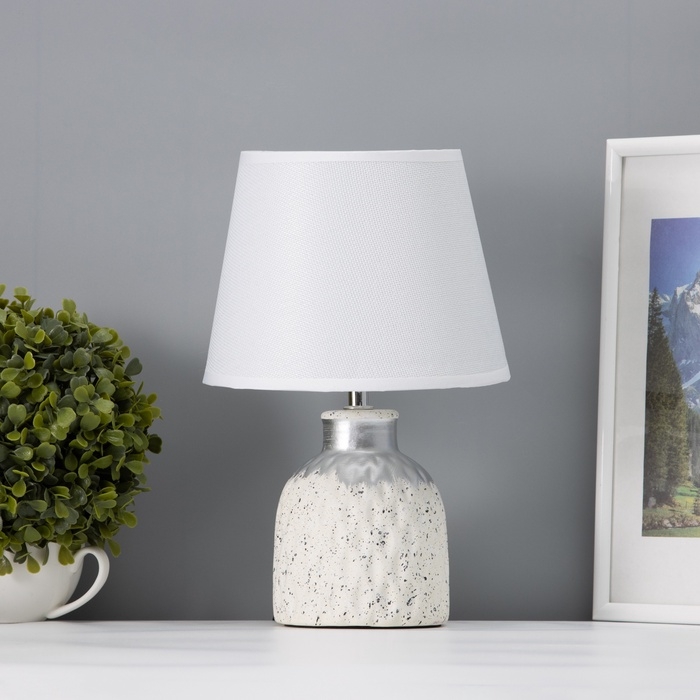 Настольная лампа с абажуром RISALUX «Овация», 1×Е14, 40 Вт, белый, 22×22×31 см Настольная лампа с абажуром RISALUX «Овация», 1×Е14, 40 Вт, белый, 22×22×31 см