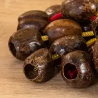 Сувенирный музыкальный инструмент "Погремушка" орех кемири, 16х10х3 см, МИКС