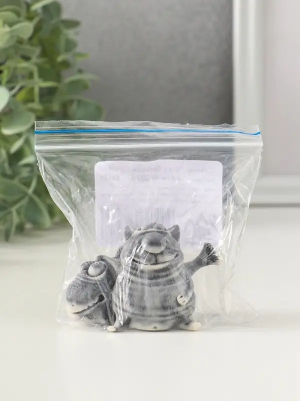 Сувенир "Кот с большой рыбиной" 4,8 см