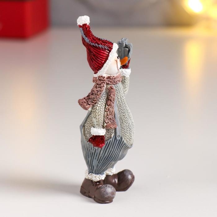 Сувенир полистоун "Снеговик в вязанном наряде и шапке-колпаке" МИКС 9,3х4,3х2,5 см