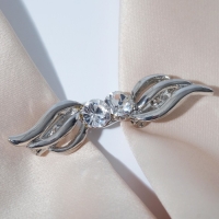 Зажим для кардигана «Волны», цвет белый в серебре Зажим для кардигана «Волны», цвет белый в серебре