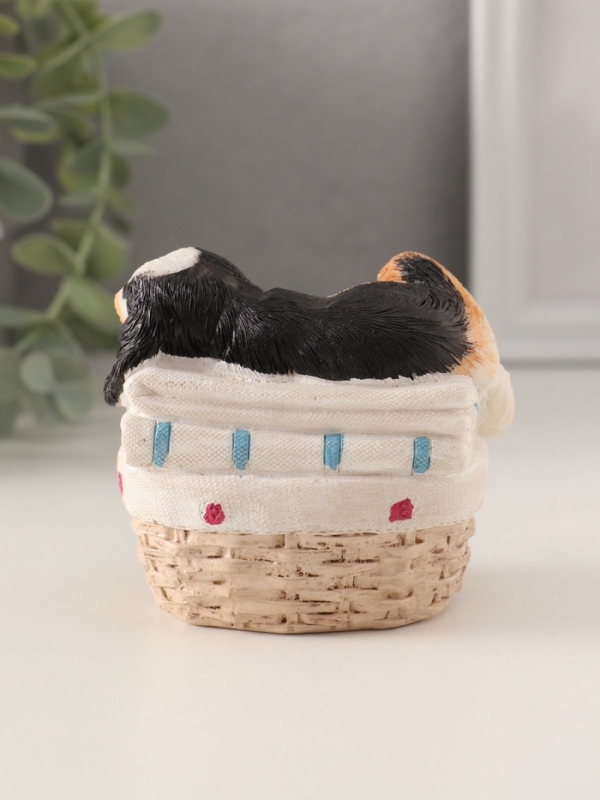 Сувенир полистоун "Пёсик спит в корзине с бельём" 8,5х6х7,5 см