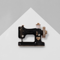 Брошь &laquo;Швейная машина&raquo; с мотком ниток, цвет чёрно-белый в золоте