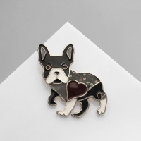 Брошь &laquo;Бульдог&raquo; французский с сердечком, цветная в серебре