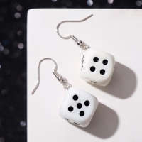 Серьги &laquo;Кости&raquo; игральные кубики, цвет чёрно-белый
