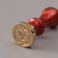 Печать для сургуча с пластиковой ручкой "Венок с буквой T" 2,5х2,5х6,3см Печать для сургуча с пластиковой ручкой "Венок с буквой T" 2,5х2,5х6,3см