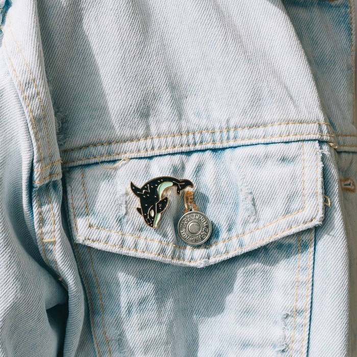 Значок &laquo;Косатка&raquo; созвездие, цвет чёрно-зелёный в золоте