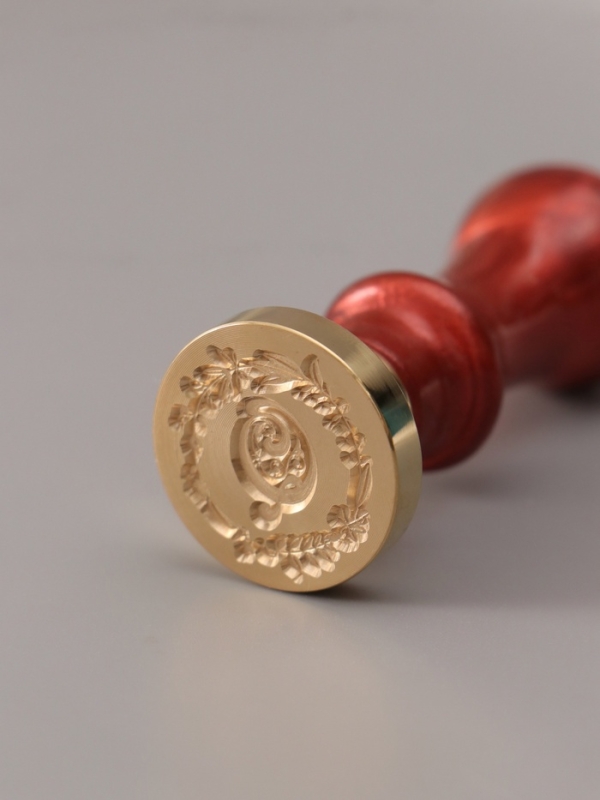 Печать для сургуча с пластиковой ручкой "Венок с буквой Q" 2,5х2,5х6,3 см