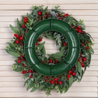 Венок новогодний d- 35 см "Уютная сказка" листья зелень ягоды