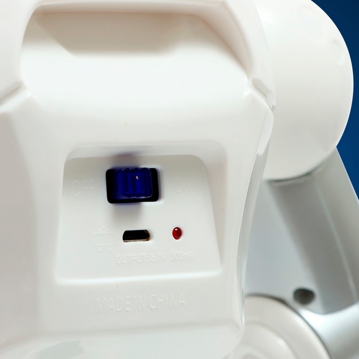 Робот &laquo;Карл&raquo;, на радиоуправлении, интерактивный, световые, звуковые эффекты, работает от аккумулятора