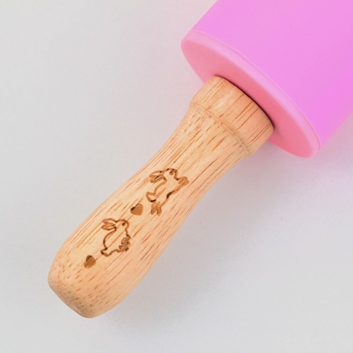 Скалка &laquo;Зайки&raquo;, 31 х 4 см, силикон, дерево, цвет розовый