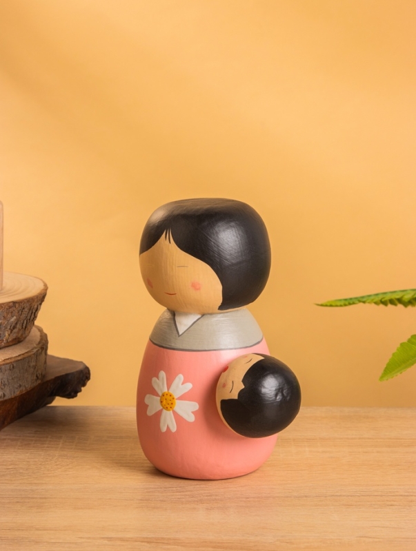 Деревянная кукла кокеши "Юи Комори" 11х9х14 см