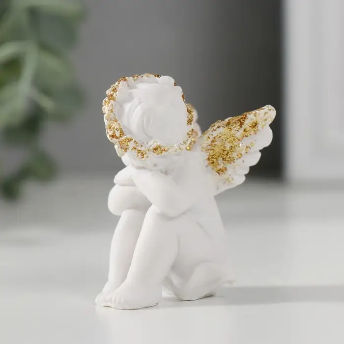 Сувенир полистоун "Ангелочек с головой на коленках сидит" белый с золотом 4,5х3,2х4,5 см