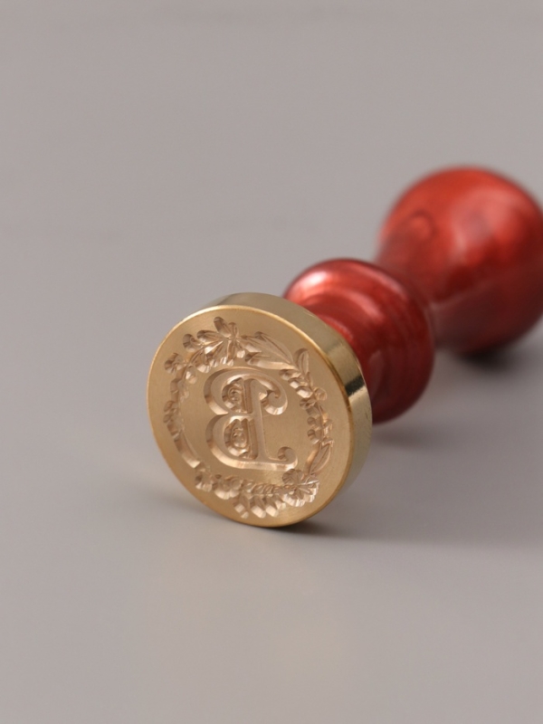 Печать для сургуча с пластиковой ручкой "Венок с буквой B" 2,5х2,5х6,3 см