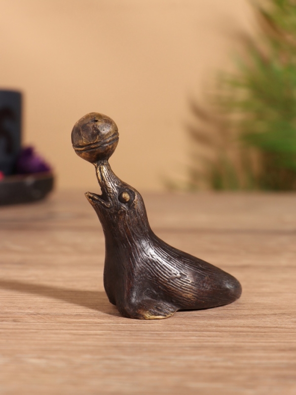 Сувенир бронза "Тюлень с мячом" 7х4х7 см