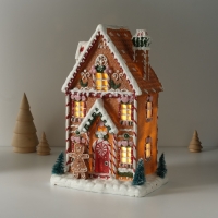 Сувенир полистоун свет "Пряничный домик в глазури с пряничкой, ёлками" 17х12х25,5 см Сувенир полистоун свет "Пряничный домик в глазури с пряничкой, ёлками" 17х12х25,5 см