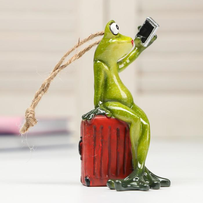Сувенир полистоун лак "Лягушка-путешественница селфится" 12х6,5х7 см