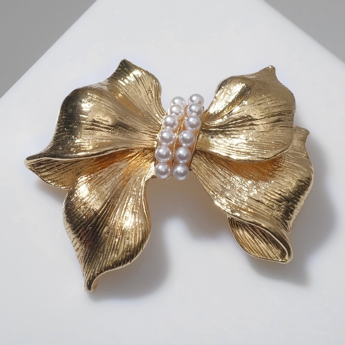 Брошь &laquo;Бант&raquo; с жемчужной лентой, цвет белый в золоте