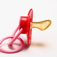 Соска - пустышка латексная ортодонтическая &laquo;Мур-мур&raquo;, от 0 мес., с держателем, цвет розовый