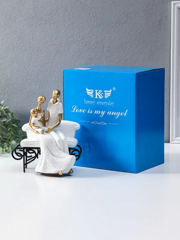 Сувенир полистоун "Родители с малышом на диванчике" бело-золотой 12,5х18х22,5 см