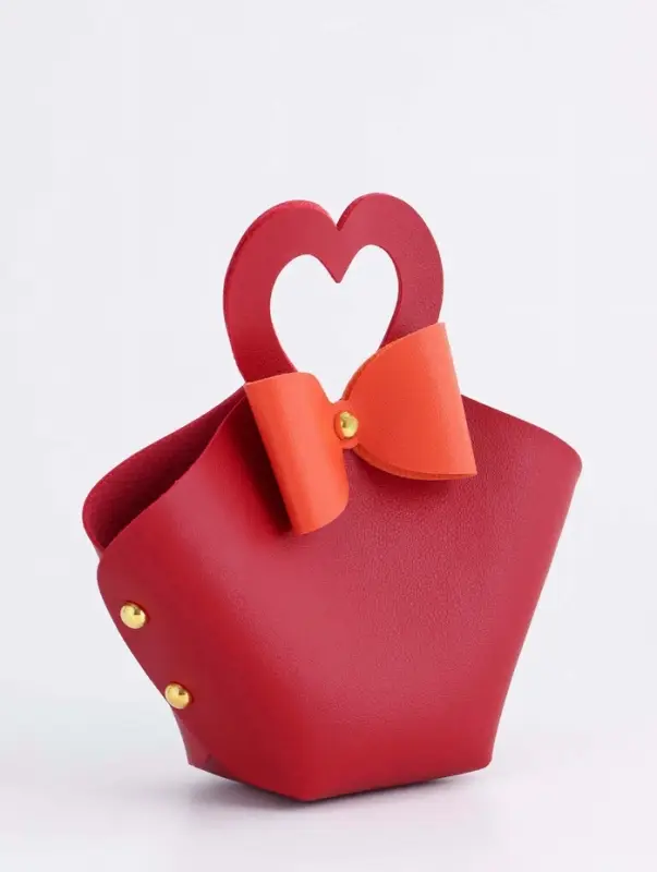 Кожанная подарочная сумочка 10,5 х 5 х 6 см красная