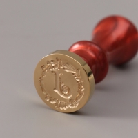 Печать для сургуча с пластиковой ручкой "Венок с буквой J" 2,5х2,5х6,3 см