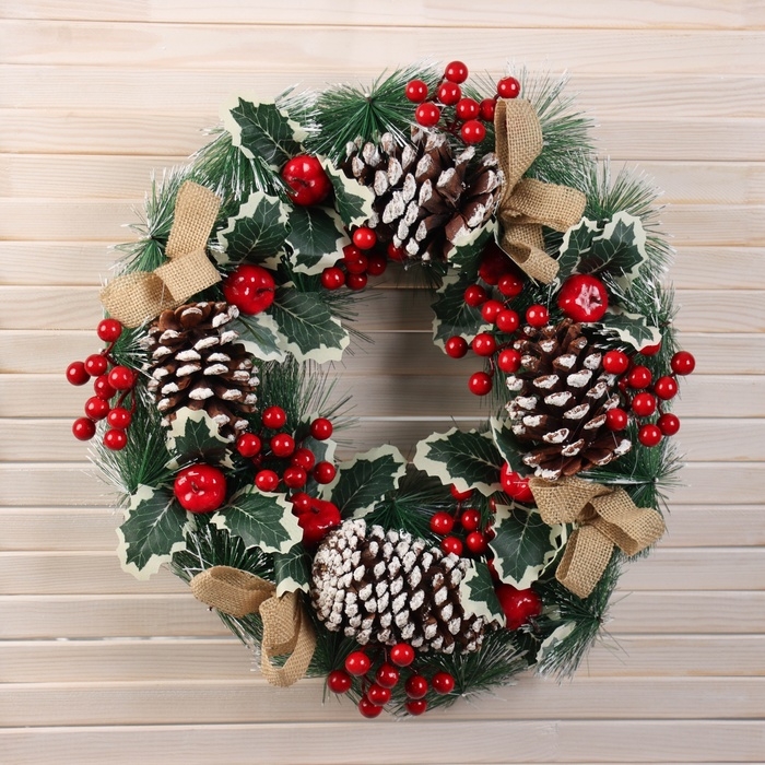 Венок новогодний d-40 см Венок новогодний d-40 см "Лесной фестиваль" листочки ягоды шишки