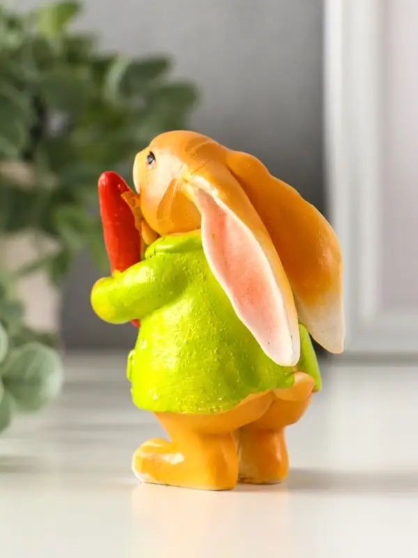 Сувенир полистоун "Зайчик с морковью, в зелёном пальто" 7х4,5х9 см