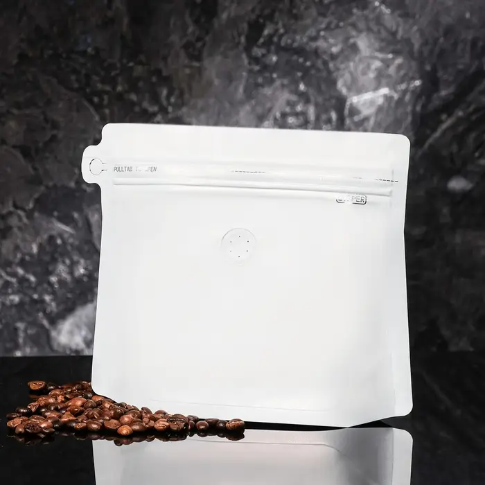 Пакет восьмишовный с замком, белый,17.5 х (19.5&times;22.5) х 4.5