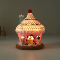 Сувенир полистоун свет "Пряничный домик розовый в глазури со снеговиком" 11,5х11,5х15 см