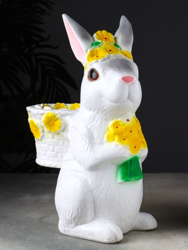 Фигура "Зайка с корзинкой кашпо" 15х25х38 см