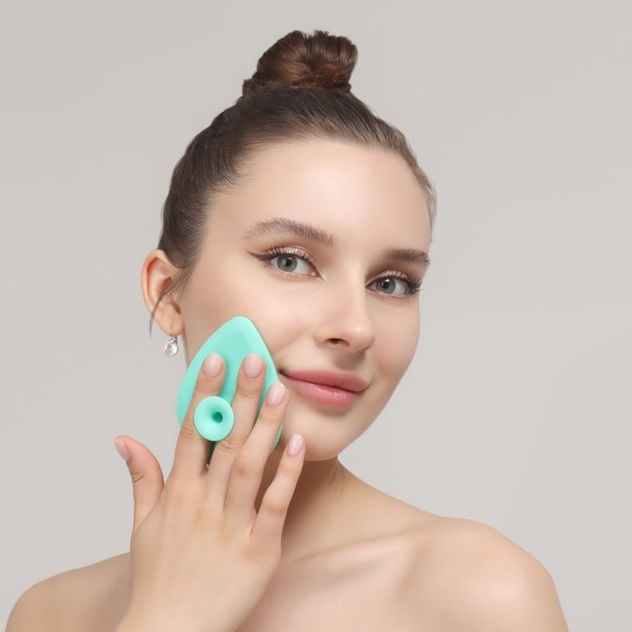 Щётка для умывания &laquo;Капля&raquo; на присоске, 9 &times; 7 см, цвет МИКС