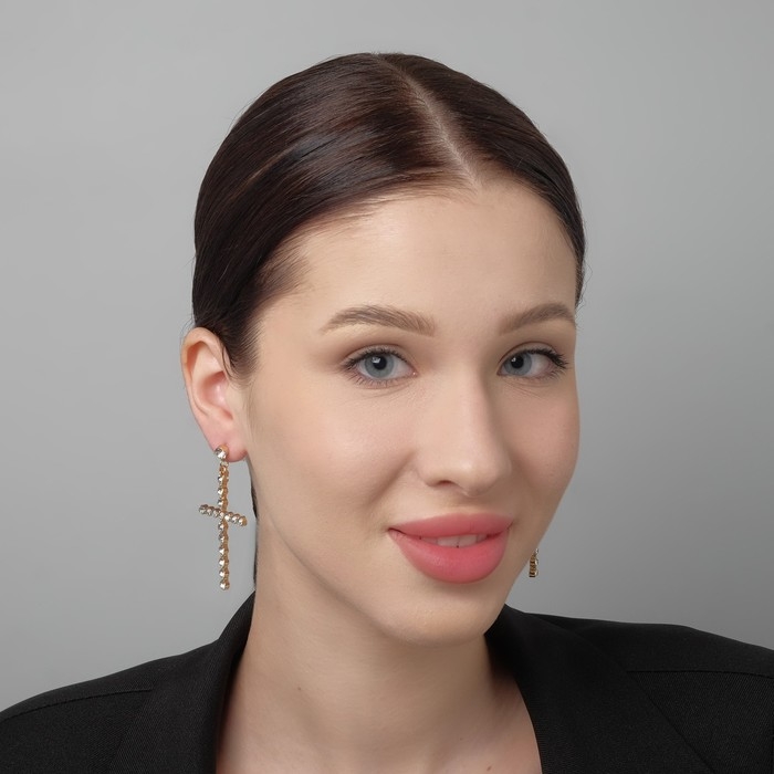 Серьги со стразами «Крестики» с делениями крупные, цвет белый в золоте Серьги со стразами «Крестики» с делениями крупные, цвет белый в золоте